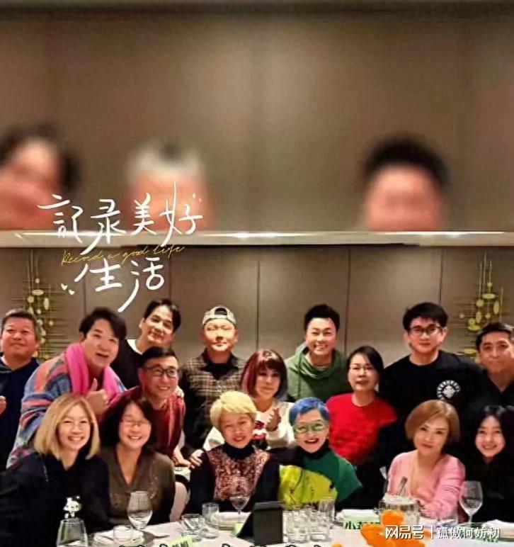 首页-55岁吴奇隆参加同学聚会，头发乌黑茂密头大了一圈